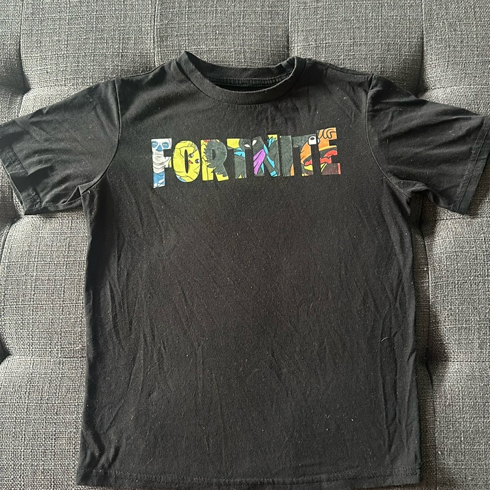 Boys Fortnite sz M black multi-color T-Shirt
